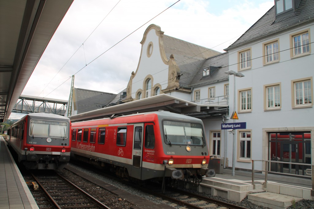 In Marburg fährt am 28.08.2015 neben 628 402 der 628 255 als Regionalbahn nach Frankenberg aus.