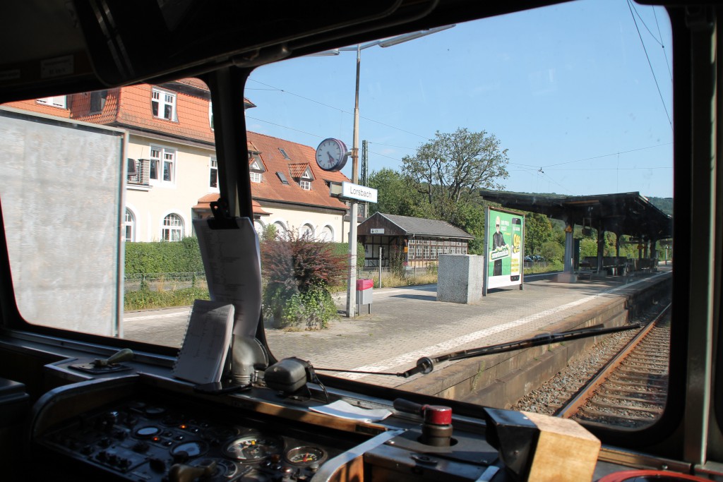 Ein Blick aus dem Führerstand von 798 829 am 22.08.2015 in Lorsbach auf der Main-Lahn-Bahn.