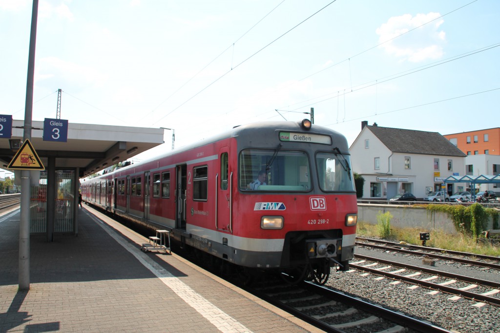 420 298 der OEF hält am 22.08.2015 in Butzbach auf der Main-Weser-Bahn.