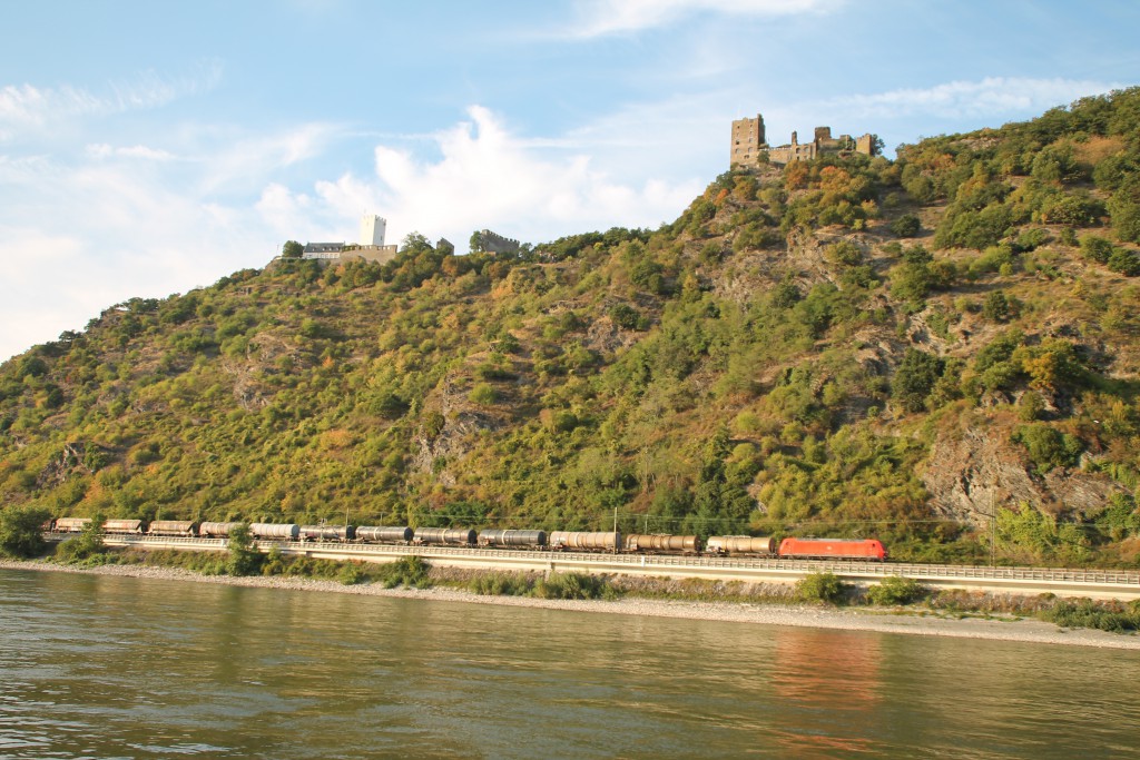 Unterhalb der Burg Steinberg zieht 145 042, am 22.08.2015, ihren Güterzug über die rechte Rheinstrecke Flussaufwärts.