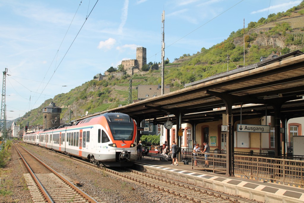 Eine Doppeltraktion aus FLIRT der VIAS hält unterhalb der Burg Gutenfels im Bahnhof Kaub, der rechten Rheinstrecke, aufgenommen am 30.08.2015.