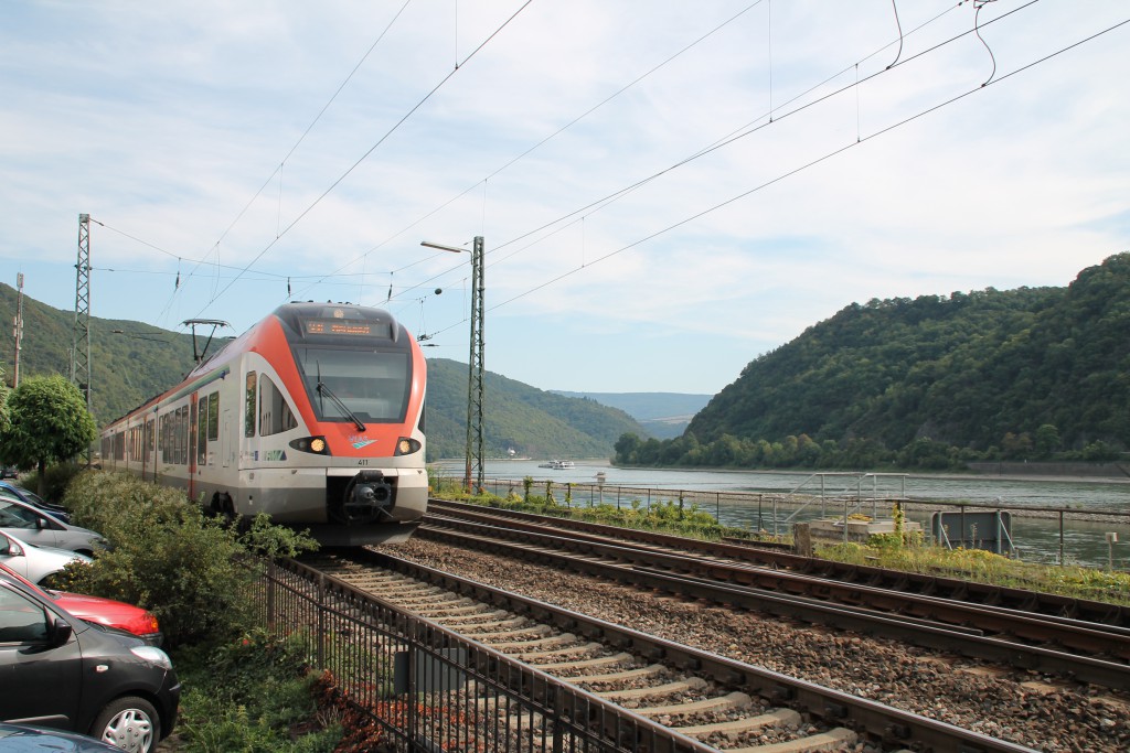 Durch das Rheintal schlängelt sich hier in Kaub ein FLIRT der VIAS in Richtung Neuwied, aufgenommen am 30.08.2015.