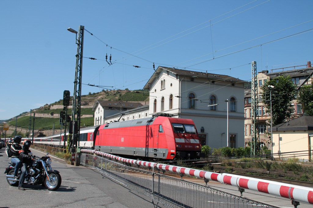 101 131 durchquert am 30.08.2015 mit ihrem EC den Bahnhof Rüdesheim auf der rechten Rheinstrecke.