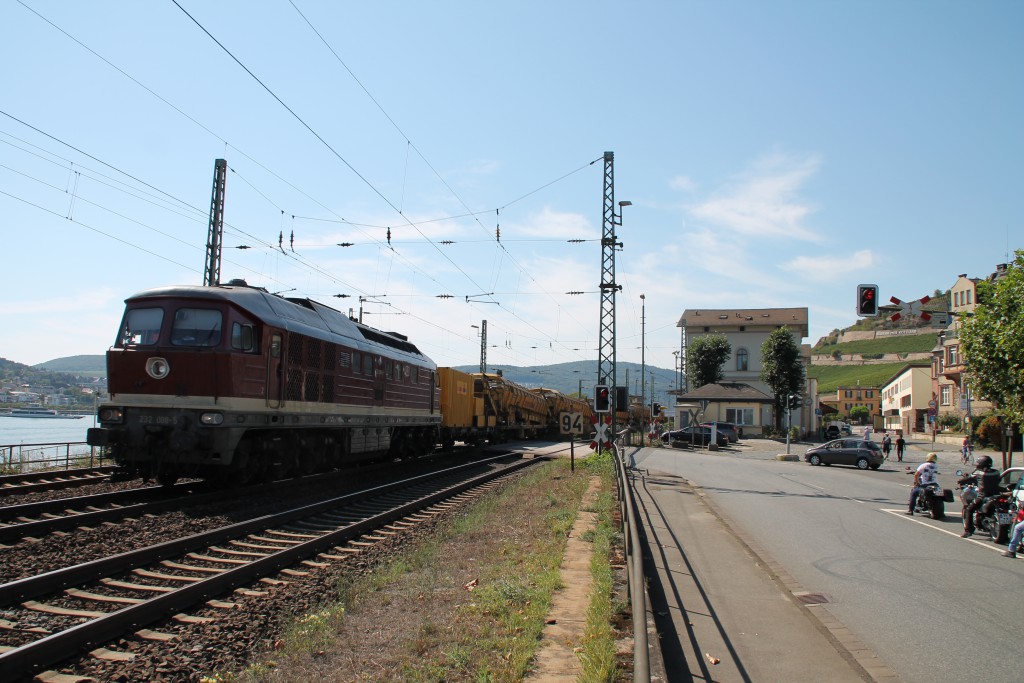 232 088 der EfW holte einen Bauzug von einer Baustelle auf der rechten Rheinstrecke ab, hier durchquert sie gerade Rüdesheim, aufgenommen am 30.08.2015.