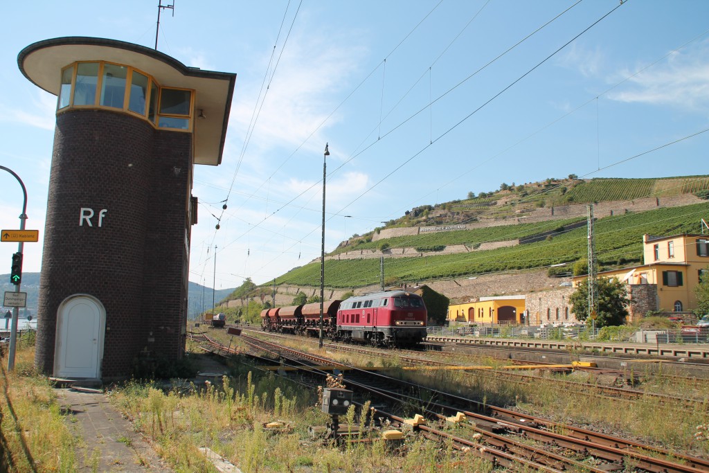 Unterhalb der Weinberge in Rüdesheim kam 215 025 der EfW mit einem Schotterzug von einer Baustelle von der rechten Rheinstrecke zurück, aufgenommen am 30.08.2015.