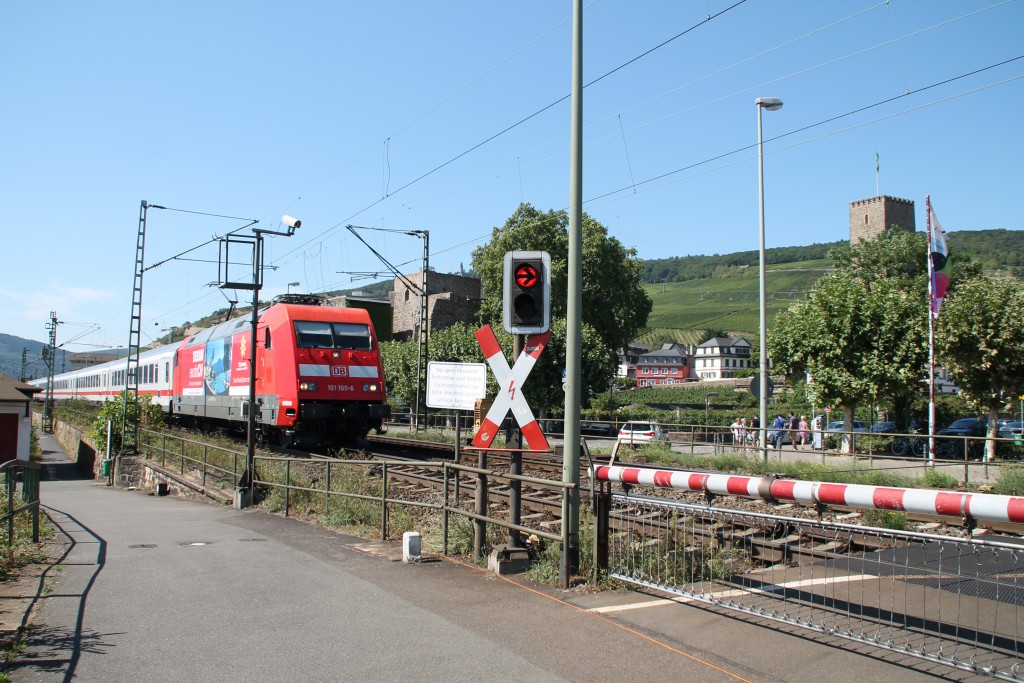 101 100 zieht ihren IC an der Brömserburg in Rüdesheim vorbei, aufgenommen am 30.08.2015.