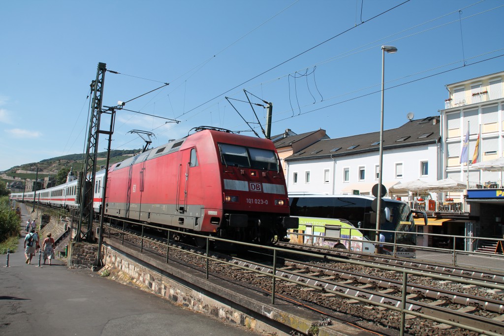 101 023 durchquert am 20.08.2015 mit ihrem IC die Weinstadt Rüdesheim.