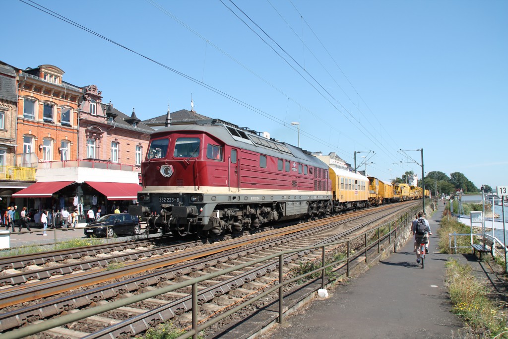 Um eine Baustelle auf der rechten Rheinstrecke zu bedienen, brachte 232 233 am 30.08.2015 einen Bauzug durch Rüdesheim.