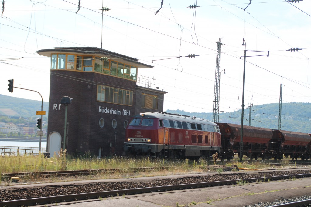 Vor dem Rüdesheimer Stellwerk rangiert am 30.08.2015 215 025 der EfW mit ihrem Schotterzug.