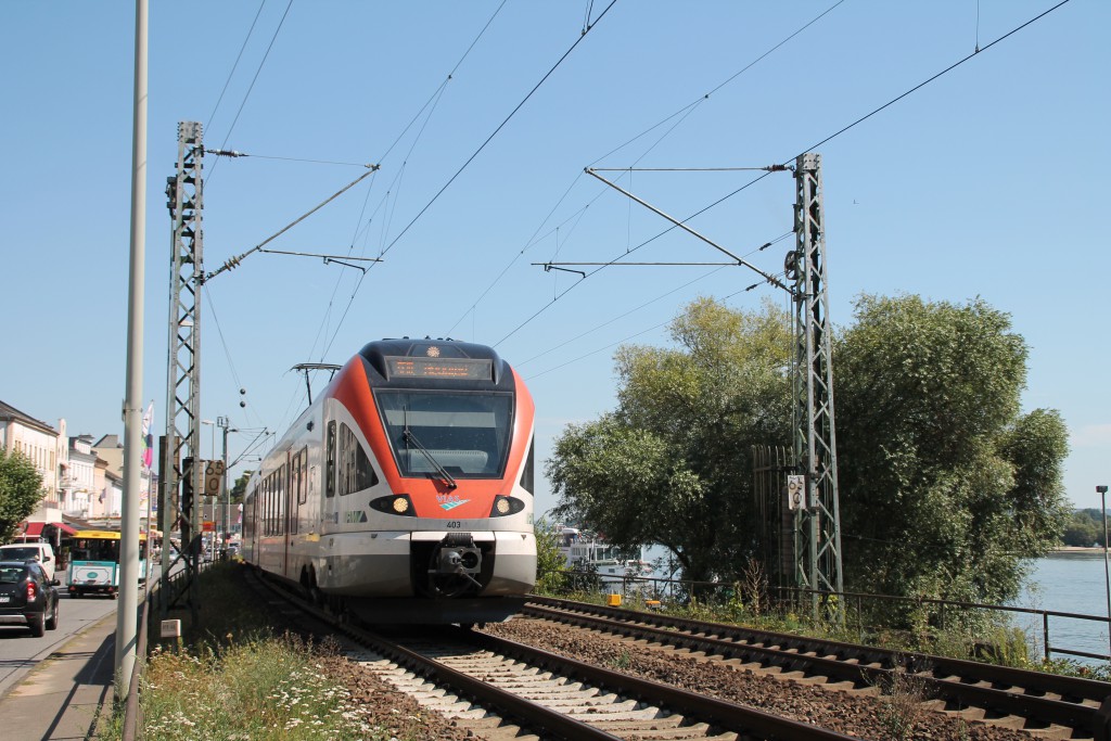 Einer der leisesten Züge die die Stadt Rüdesheim durchqueren sind die FLIRT der VIAS, hier auf dem Weg in Richtung Neuwied, aufgenommen am 30.08.2015.