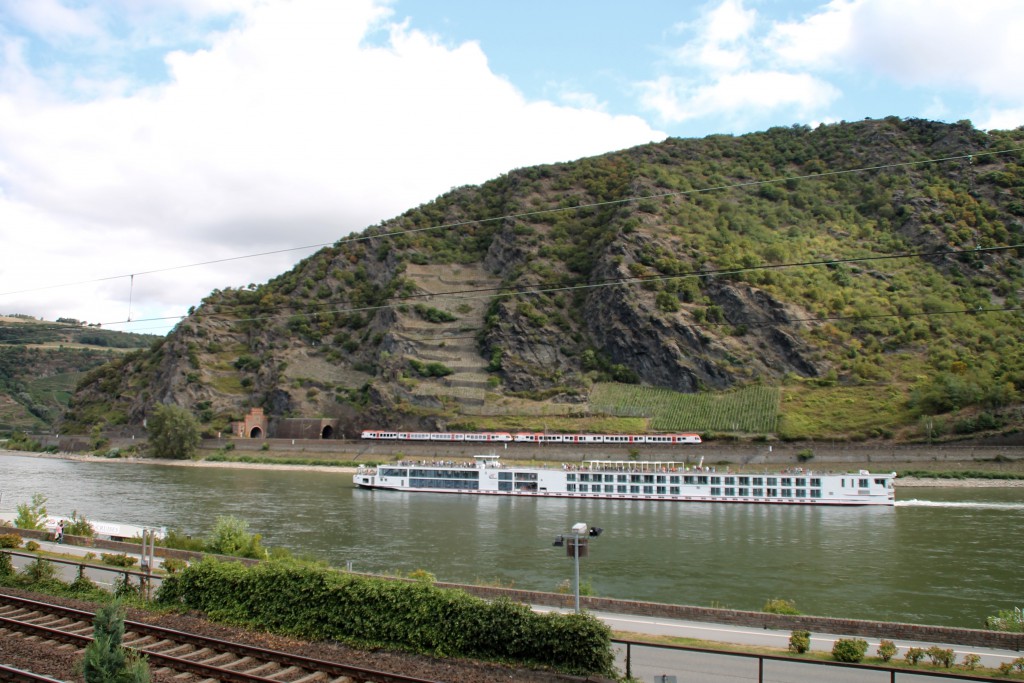 Ein Blick über den Rhein, von Oberwesel aus kann man einen FLIRT der VIAS auf der rechten Rheinstrecke beobachten. Am 15.08.2015 gesellt sich hier noch ein Schiff dazu.