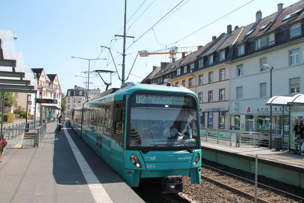 U-Bahn 629 der VGF fährt am 29.08.2015 als U2 nach Bad Homburg in die Station  Weißer Stein ein.