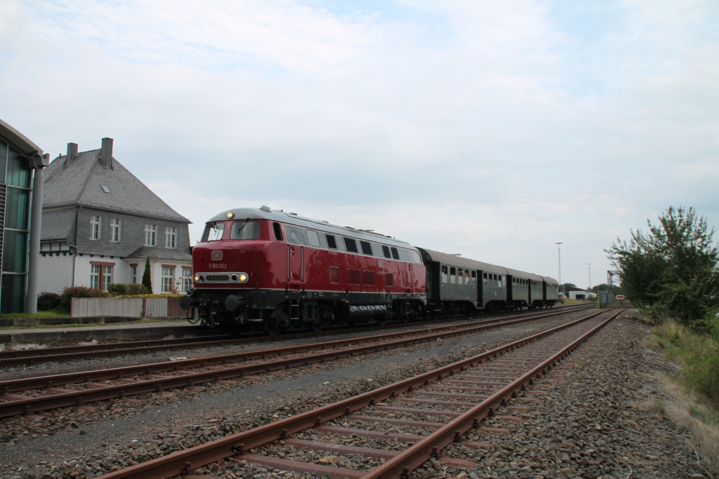 Am 12.09.2015 hält V160 002 mit ihrem Sonderzug im Bahnhof Allendorf (Eder).