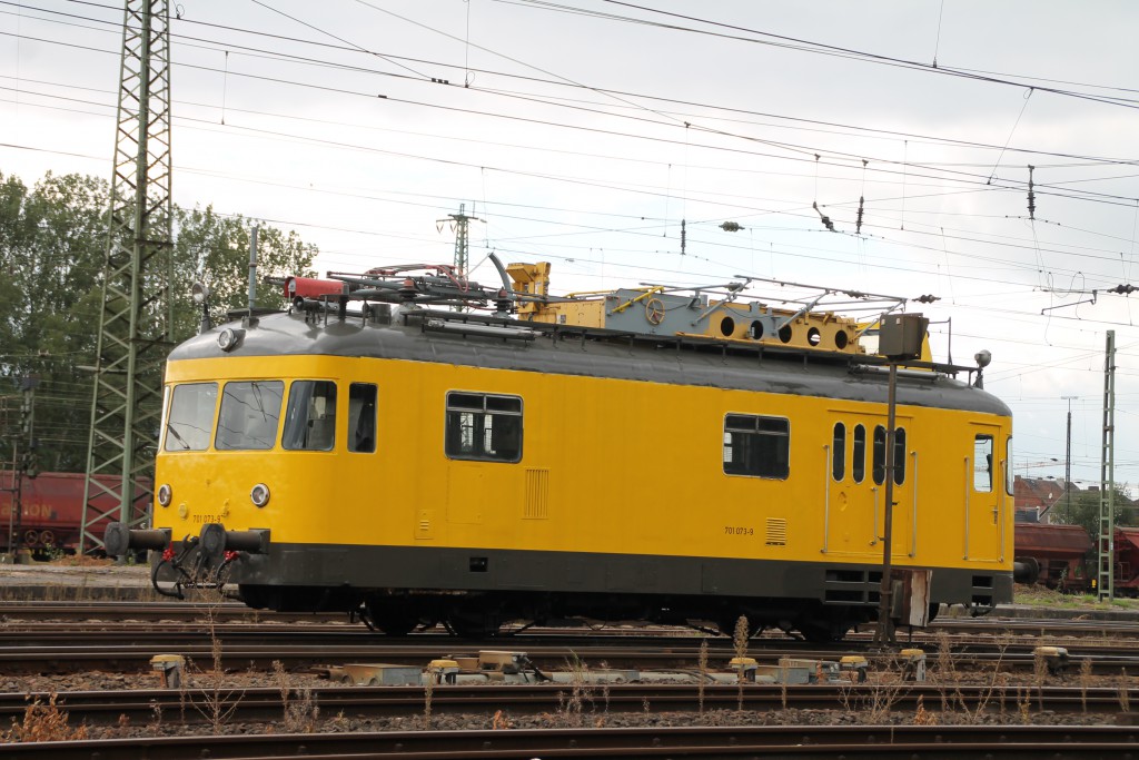 Im Bahnhof Bebra steht am  06.09.2015 Turmtriebwagen 701 073.