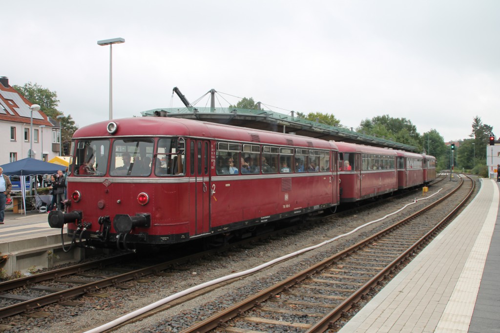 Eine vierteilige Schienenbusgarnitur der Eisenbahnfreunde aus Menden macht sich soeben auf den Weg von Korbach, über Frankenberg, nach Marburg. Aufgenommen am 13.09.2015.