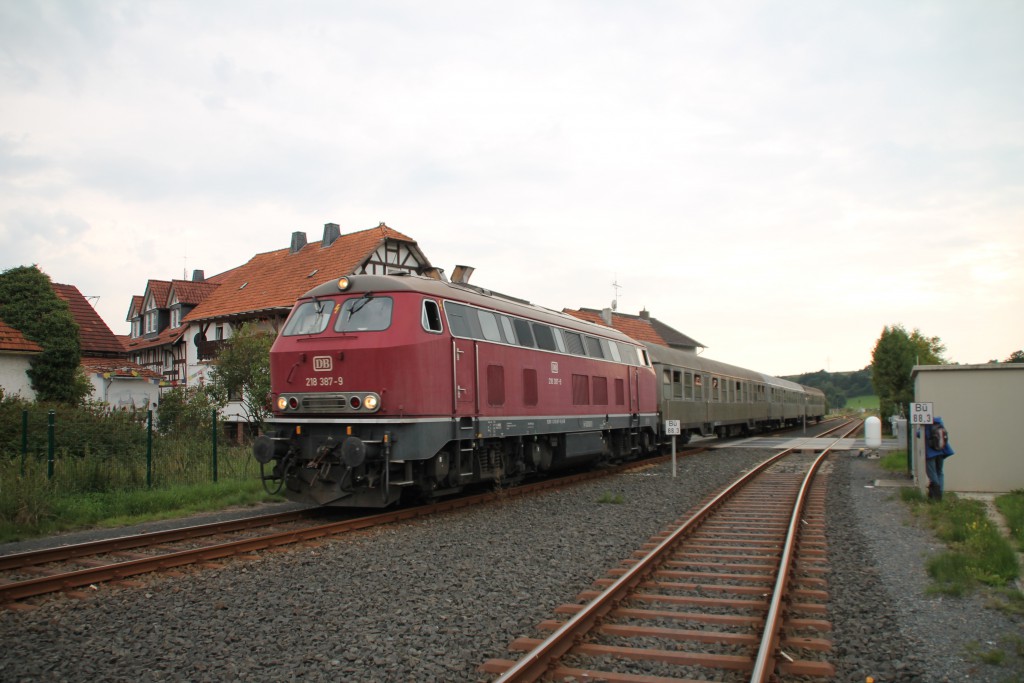 218 387 erreicht mit ihrem Sonderzug aus Silberlingen gerade den Bahnhof Münchhausen, aufgenommen am 12.09.2015.