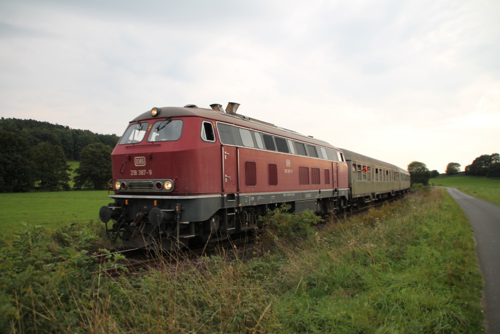 218 387 ist mit ihrem Sonderzug aus Silberlingen macht sich nach ihrem Halt in Münchhausen weiter auf den Weg in Richtung Korbach.