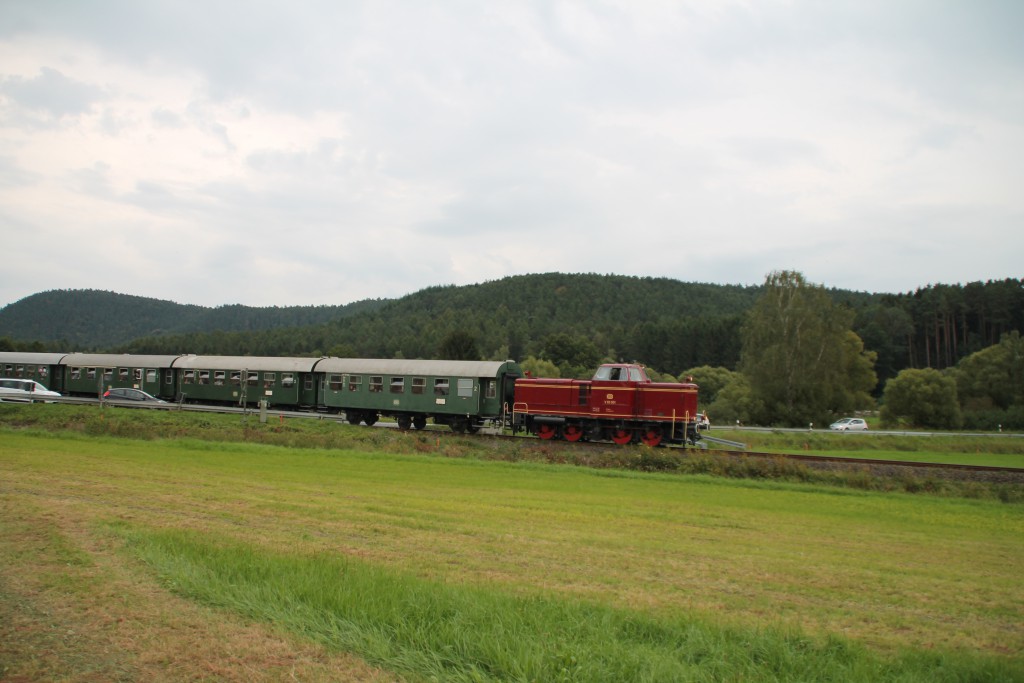 V65 001 erreicht gleich den Bahnhof Münchhausen, aufgenommen am 12.09.2015.