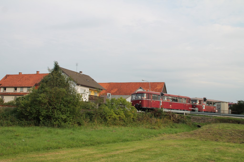 Eine Schienenbusgarnitur der OEF überquert soeben den Bahnübergang in Münchhausen, aufgenommen am 12.09.2015.