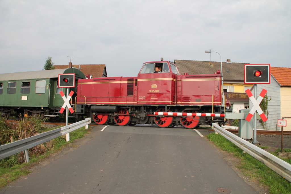 V65 001 überquert soeben den Bahnübergang in Niederwetter, aufgenommen am 12.09.2015.