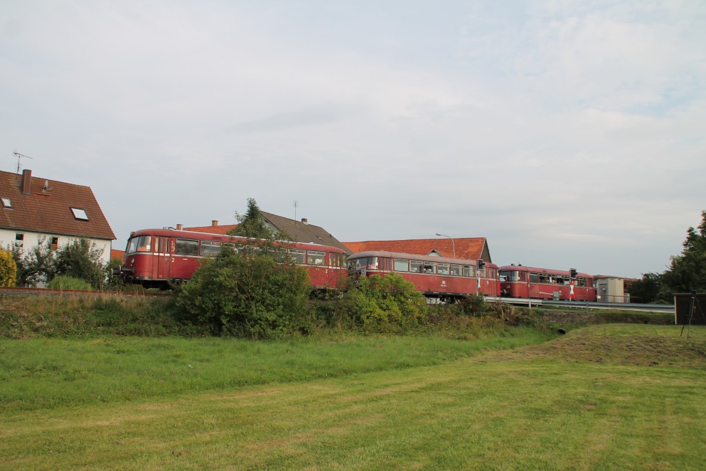 Eine vierteilige Schienenbusgarnitur der OEF durchquert am 12.09.2015 den Ort Niederwetter auf der Burgwaldbahn.
