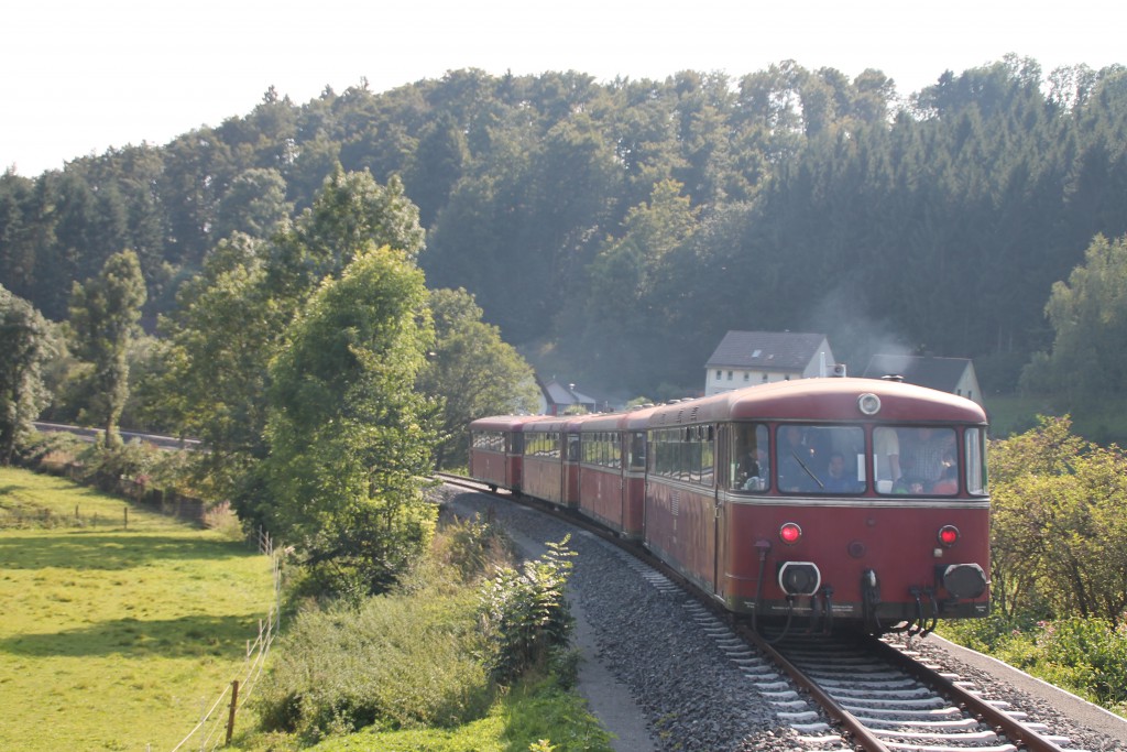 Mit etwas Dieselrauch macht sich die Schienenbusgarnitur der OEF vom Haltepunkt Thalitter auf den Weg nach Frankenberg, aufgenommen am 12.09.2015.