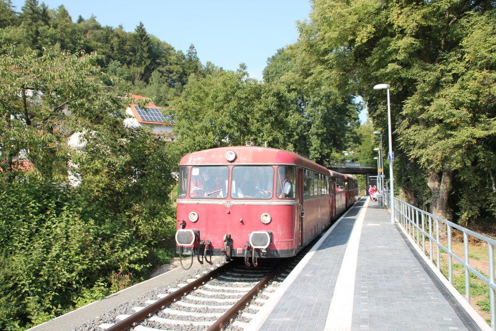 Am Haltepunkt Thalitter hält am 12.09.2015 eine Schienenbusgarnitur der OEF.