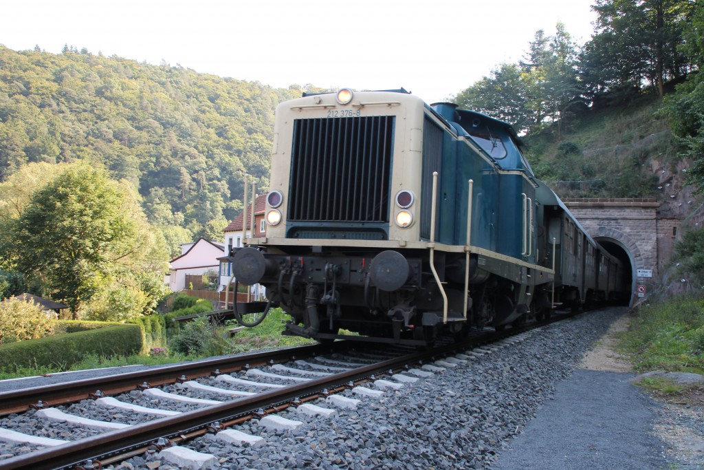 Soeben verlässt 212 376 mit ihrem Zug den kleinen Ittertunnel auf der Burgwaldbahn, aufgenommen am 12.09.2015.