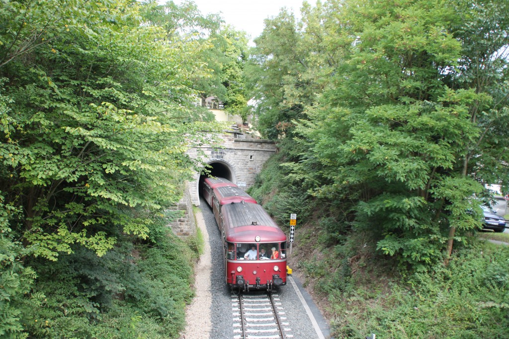 Vier Schienenbusse der Eisenbahnfreunde aus Menden kommen aus dem kleinen Ittertunnel auf der Burgwaldbahn, aufgenommen am 12.09.2015.