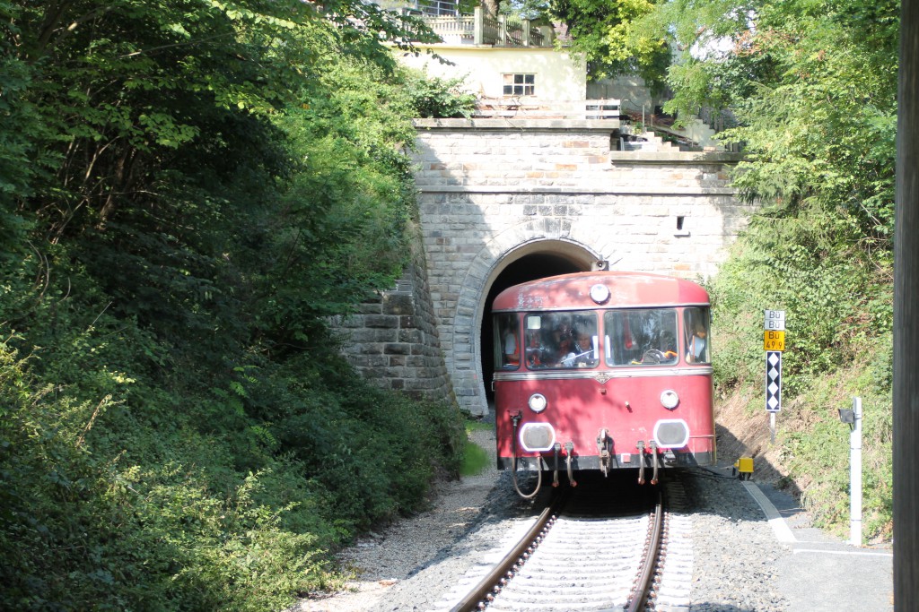 Eine Schienenbusgarnitur der OEF verlässt den kleinen Ittertunnel auf der Burgwaldbahn am 12.09.2015.