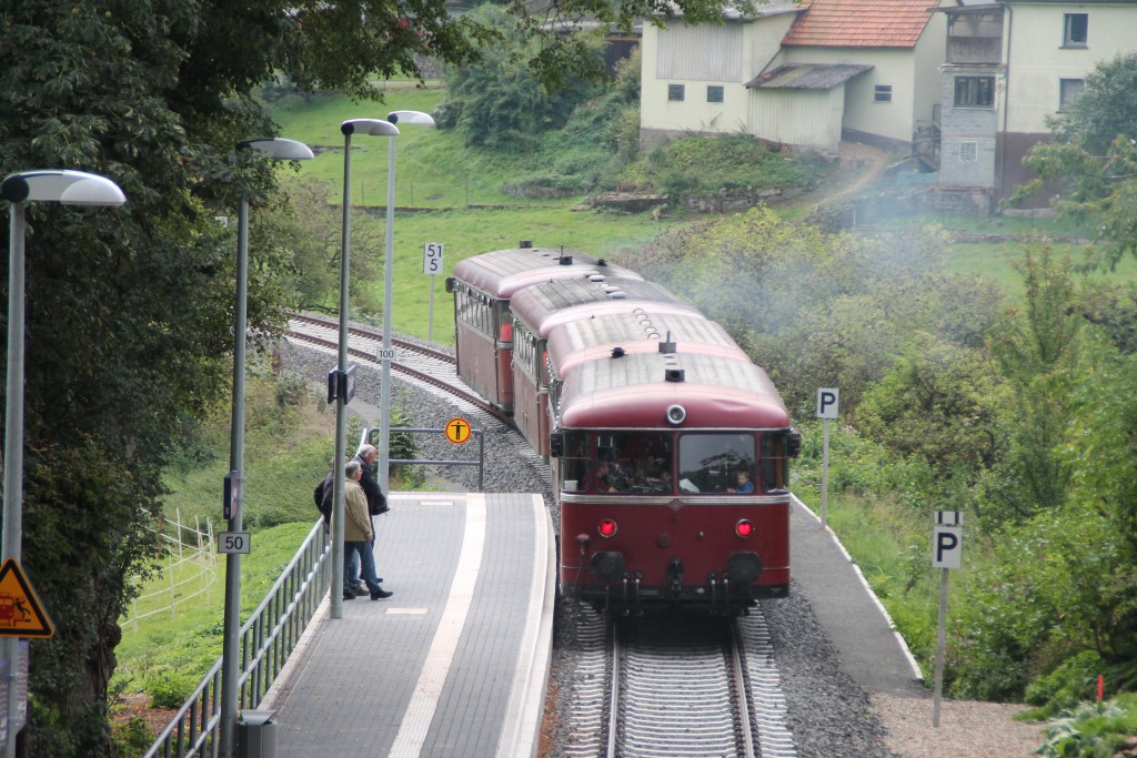 Vier Schienenbusse der Eisenbahnfreunde aus Menden verlassen den Haltepunkt Thalitter auf der Burgwaldbahn, aufgenommen am 12.09.2015.