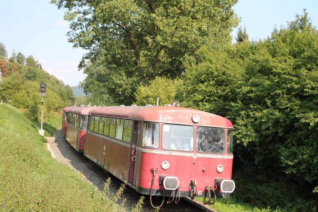 Die vierteilige Schienenbusgarnitur der OEF hat soeben das Einfahrsignal von Viermünden hinter sich gelassen, aufgenommen am 12.09.2015.