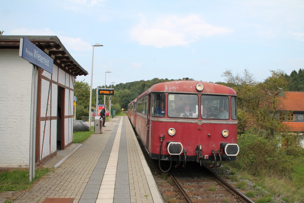 Neben dem Wartehäuschen in Fachwerkbauweise am Haltepunkt Wiesenfeld hält am 12.09.2015 die vierteilige Schienenbusgarnitur der OEF.