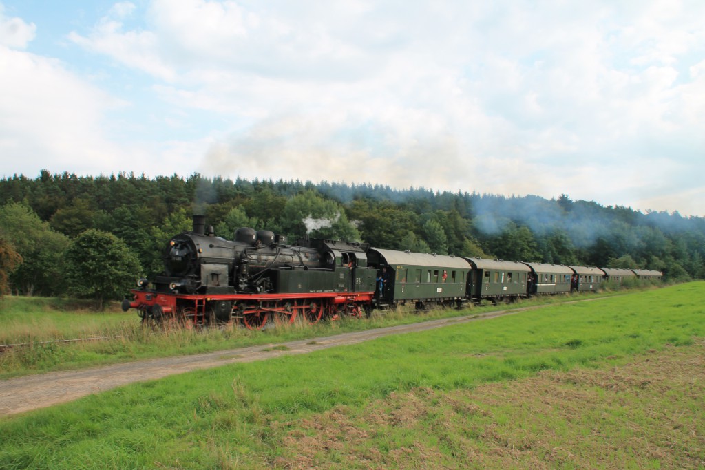 Durch die Wiesen bei Wiesenfeld dampft am 12.09.2015 78 468 mit ihrem Sonderzug.