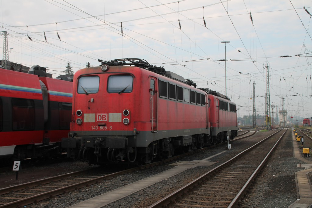 140 805 steht abgestellt mit einer Schwesterlok am 12.09.2015 im Bahnhof Gießen.