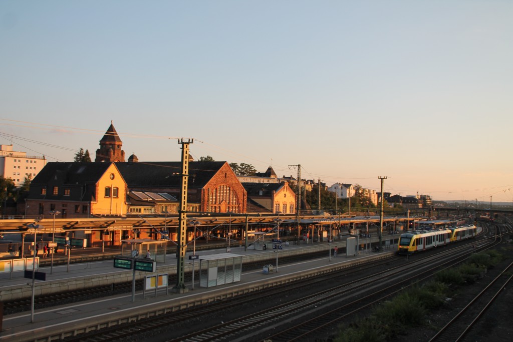 Im Abendlicht erstrahlt am 11.09.2015 der Bahnhof Gießen. Auf Gleis 5 kam soeben eine Doppeltraktion LINT der HLB als Regionalbahn aus Marburg an.