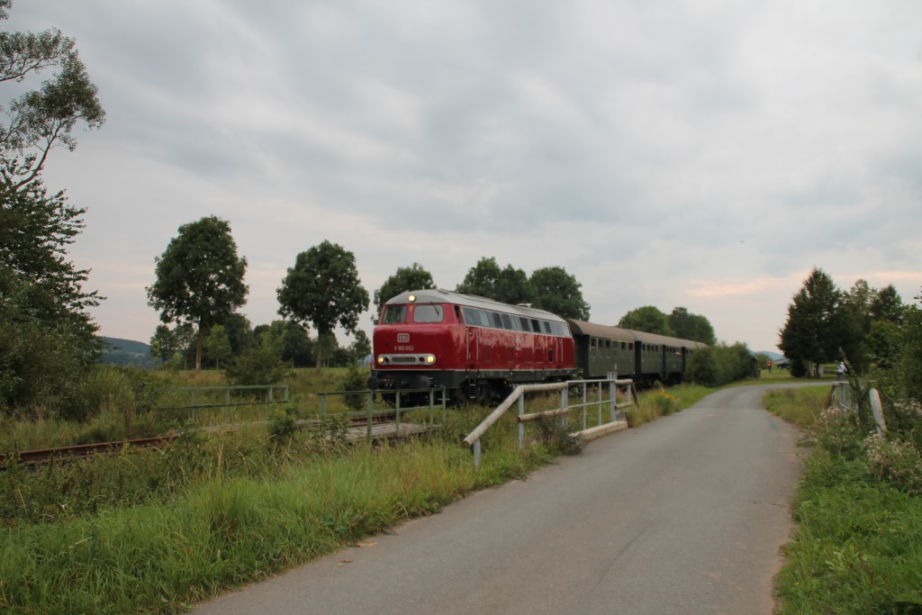 V160 002 erreicht mit ihrem Sonderzug gleich den Haltepunkt Haine, aufgenommen am 12.09.2015.