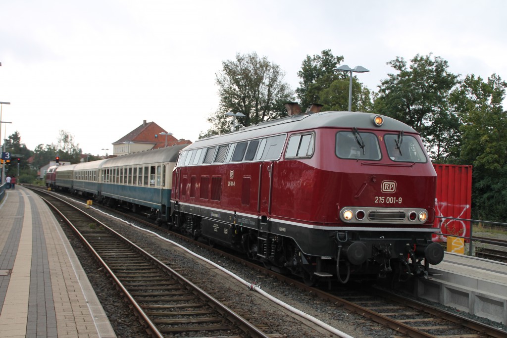 215 001 ist am 13.09.2015 mir ihrem Sonderzug im Bahnhof Korbach über die Burgwaldbahn angekommen.