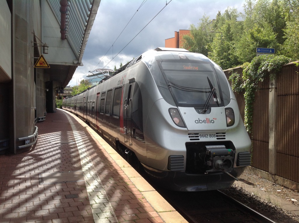 Ein TALENT 2 ist auf Probefahrt in Kassel-Wilhelmshöhe, die Abellio übernimmt ab dem Fahrplanwechsel 2015/2016 einige Nahverkehrsleistungen in Nordhessen. Aufgenommen am 04.09.2015.