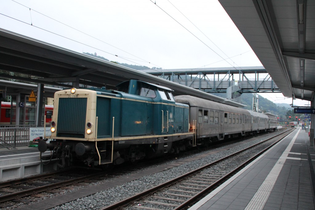 Im Bahnhof Marburg wartet am 13.09.2015 212 376 mit ihrem Sonderzug aus Silberlinge auf die Ausfahrt in Richtung Korbach.