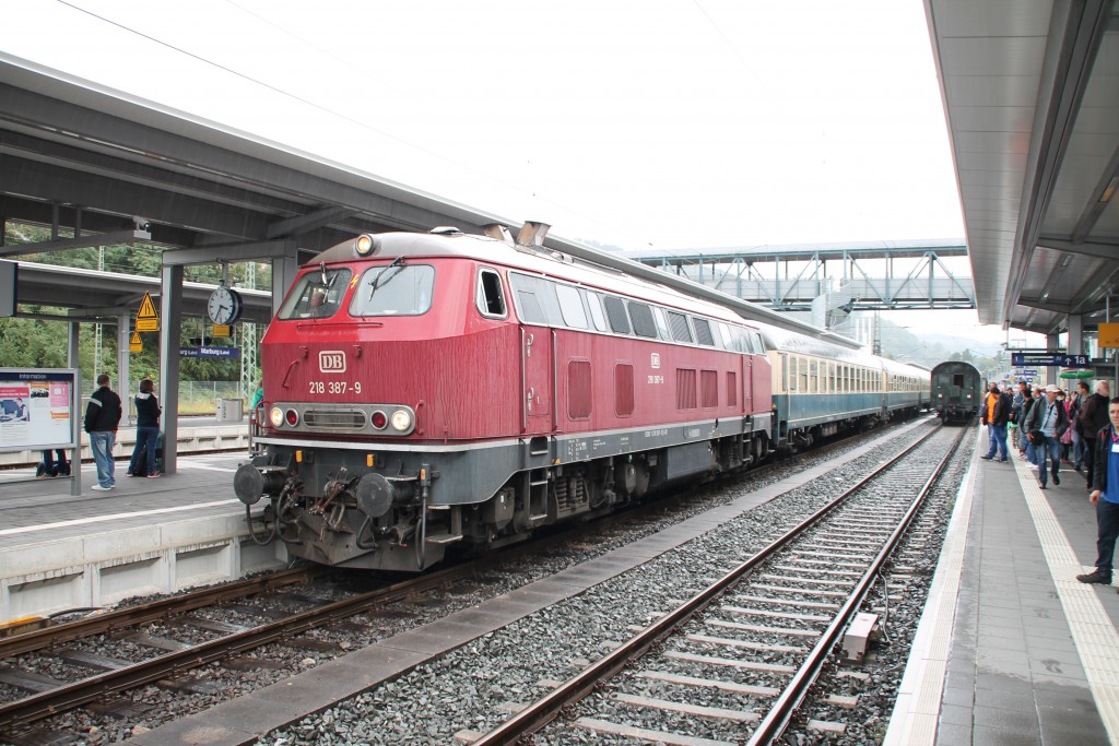 218 387 steht mit ihrem Sonderzug im Bahnhof Marburg zur Abfahrt nach Korbach am 13.09.2015 bereit.