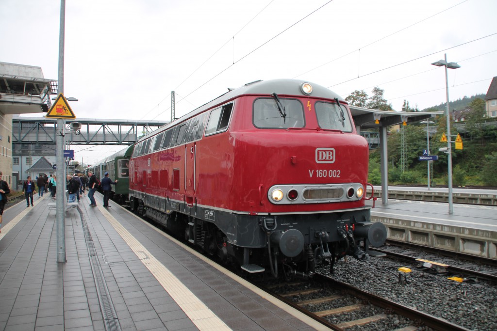 V160 002 kam am 13.09.2015 soeben mit ihrem Sonderzug im Bahnhof Marburg aus Frankenberg an.