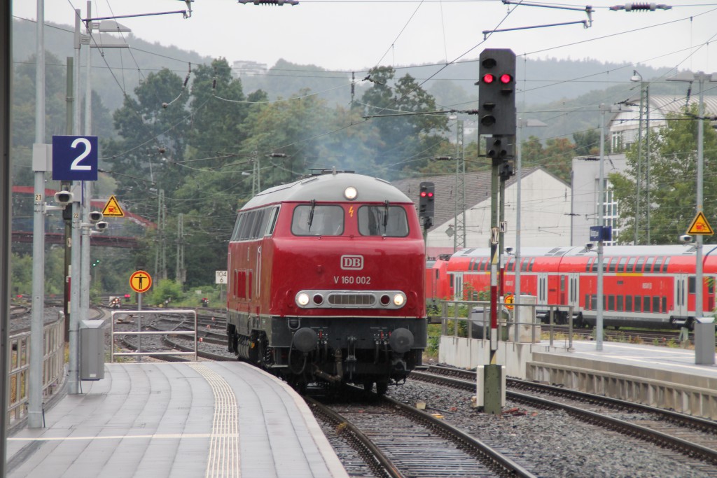 Im Bahnhof Marburg setzte am 13.09.2015 V160 002 um ihren Zug um.