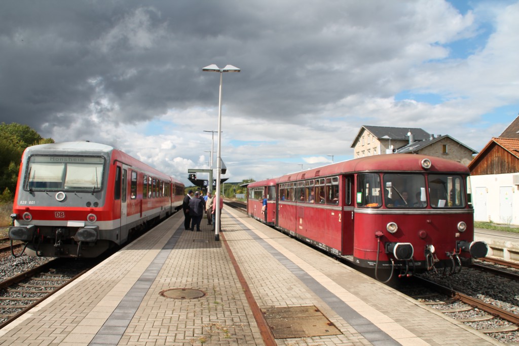 Zugkreuzung zwischen 628 601 und 798 829 in Monsheim auf der Pfälzer Nordbahn, aufgenommen am 19.09.2015.