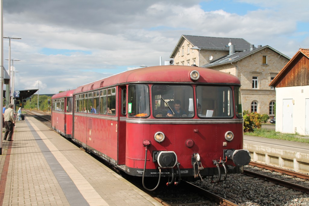 798 829 und 996 677 halten im Bahnhof Monsheim und haben gerade Kopf gemacht, aufgenommen am 19.09.2015.