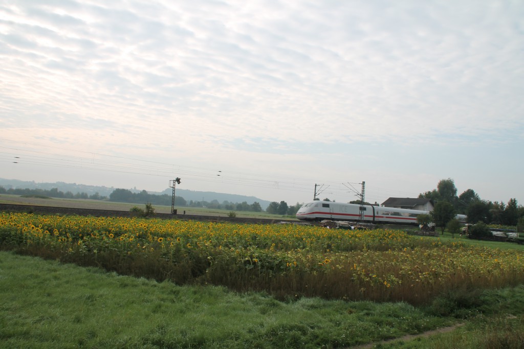 Am morgen des 12.09.2015 kam ein ICE als Umleiter über die Main-Weser-Bahn durch Niederwalgern.