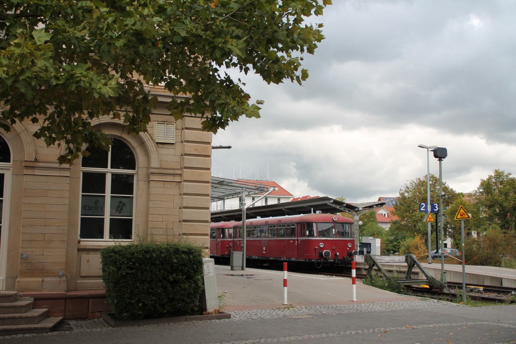 Vom Bahnhofsvorplatz in Bad Dürkheim lässt sich am 19.09.2015 798 829 und 996 677 erahnen.