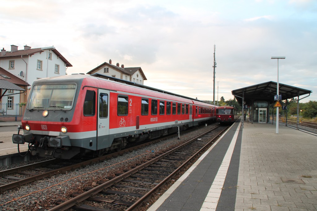 Zugkreuzung in Grünstadt auf der Pfälzer Nordbahn zwischen 628 412 und 798 829, aufgenommen am 19.09.2015.