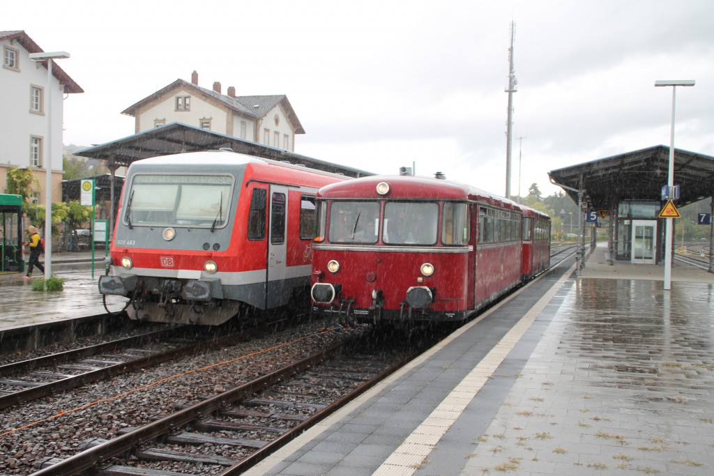 Bei strömenden Regen treffen sich 628 463 und 798 829 im Bahnhof Grünstadt auf der Pfälzer Nordbahn, aufgenommen am 19.09.2015.