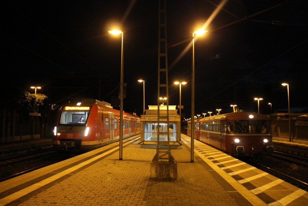 Abendliche Begegnung in Riedstadt-Goddelau, auf der Riedbahn, zwischen 430 164 und 798 829, aufgenommen am 19.09.2015.
